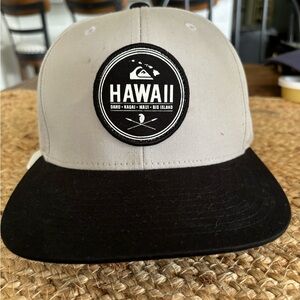 The classics Hawaii Logo Snap Back‎ ball cap.